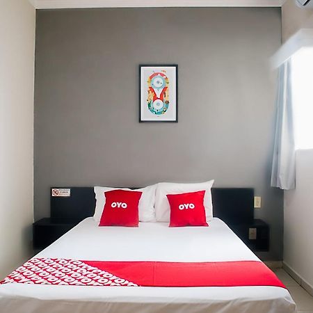 Oyo Cerrado Hotel, Campo Grande كامبو غراندي المظهر الخارجي الصورة A bedroom at an OYO hotel in Jakarta, Indonesia