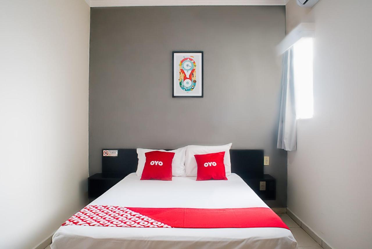 Oyo Cerrado Hotel, Campo Grande كامبو غراندي المظهر الخارجي الصورة A bedroom at an OYO hotel in Jakarta, Indonesia